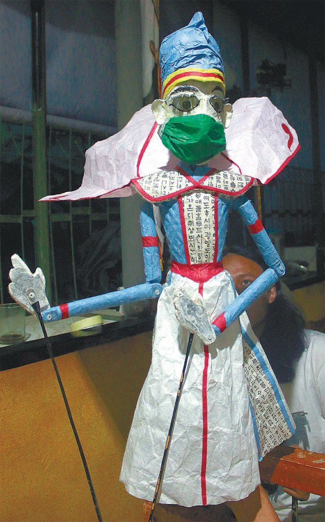 인도네시아 타빕 꼭두각시 인형. 훈민정음이 새겨진 우리나라 전통 한지로 만든 옷을 입은 ‘한지왕’ 캐릭터다.