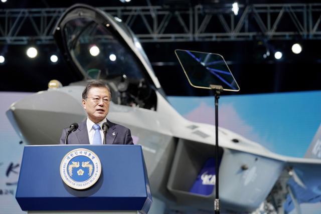 문재인 대통령이 9일 경남 사천시 한국항공우주산업(KAI) 고정익동에서 열린 한국형전투기 보라매(KF-21) 시제기 출고식에서 기념연설을 하고 있다. 뉴시스