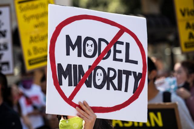 3월 27일 미국 로스앤젤레스에서 열린 아시아 혐오 반대 집회의 한 참석자가 '모델 소수자성'을 부정하는 피켓을 들고 있다. EPA 연합뉴스