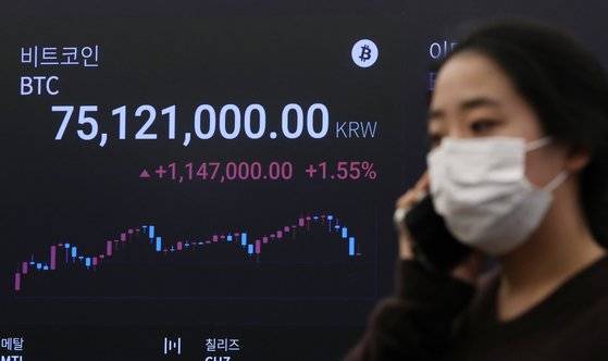지난 5일 오후 서울 강남구 암호화폐 거래소 '업비트' 라운지에 설치된 전광판에 비트코인 시세가 표시되고 있다. [뉴스1]