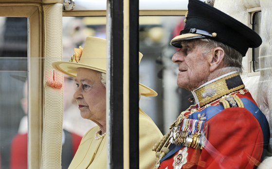 지난 2011년 4월 영국 엘리자베스 2세 여왕과 남편 필립공. [AP=연합뉴스]