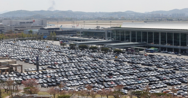 주말을 앞둔 9일 오후 서울 강서구 김포공항 국내선 청사 주차장에 차들이 가득 주차돼 있다. 연합