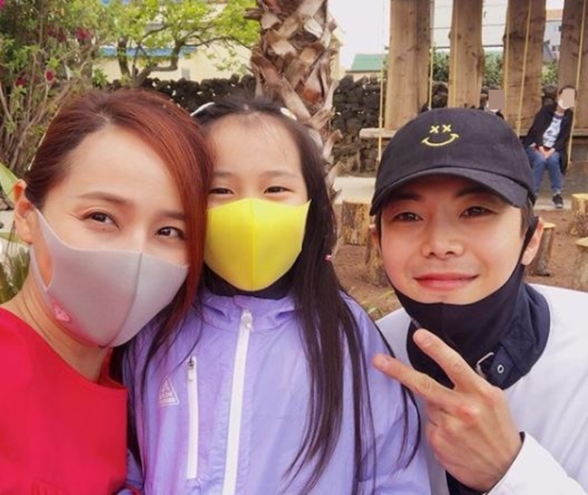 Park Yoon-seok and Eugene, who played the smoke with Penthouse, made The Slap on Jeju Island.Park Eun-suk said on April 10 via personal Instagram: A short meeting with a very pretty family in Jeju Island.Brief encounter with a beautiful family in Jeju # Lorin posted several photos with the article #To us #LoroSister. The photo shows Park Eun-suk, Eugene Ki Tae-young and To us Laurin Sister, who met in Jeju Island.They also record moments in a cheerful atmosphere, with the landscape of Jeju Island as its background.Park Eun-suk even smiled gleefully as he looked at Laureen To us Sister, who are also excited about the welcome encounter.Park Eun-suk and Eugene played the roles of Logan Lee and Oh Yoon Hee in SBS Drama Penthouse season 1 and 2, respectively.Penthouse 2 ended on the 2nd and will be aired in Season 3 in the first half of the year.