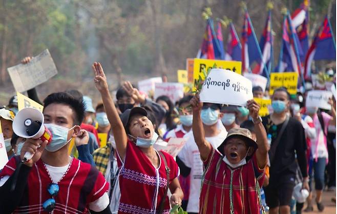 미얀마 군부에 저항하는 시위대. 연합뉴스