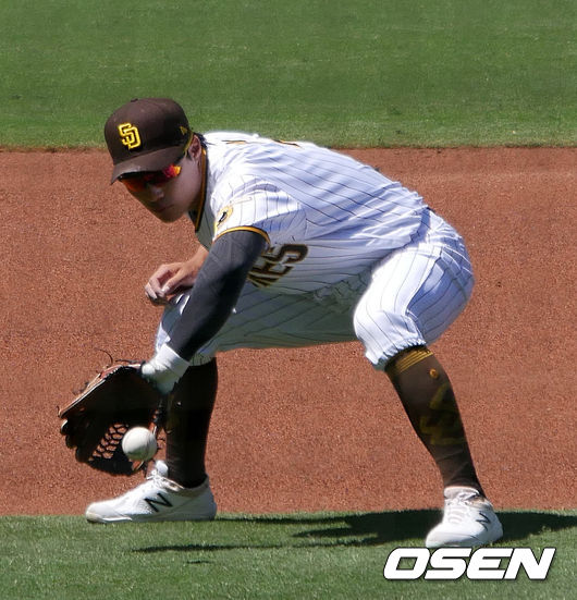 [OSEN=샌디에이고, 이사부 통신원]샌디에이고 김하성이 안정적으로 타구를 처리하고 있다. /lsboo@osen.co.kr
