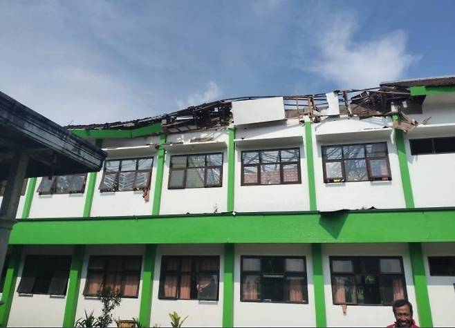 10일 지진으로 지붕이 부서진 인도네시아 건물 [트위터 @kevinadrian_id]