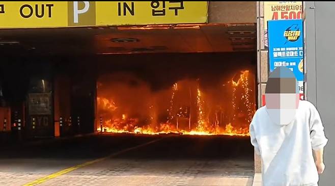 10일 오후 경기 남양주시 다산동 주상복합건물에서 불이 나 내부가 화염에 휩싸여 있다 (사진=연합뉴스)