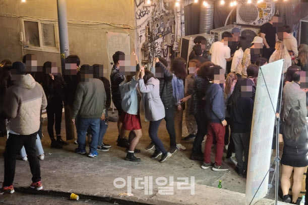 10일 밤 서울 마포구의 서교동에 있는 한 유흥주점 앞 입구에 사람들이 입장을 기다리고 있는 모습.(사진=이용성 기자)