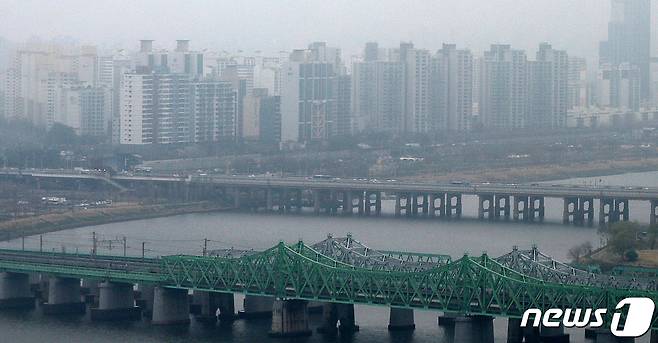 서울 영등포구 여의도 63아트에서 바라본 서울 도심 아파트 단지가 짙은 안갯속에 묻혀있다. 2021.3.28/뉴스1 © News1 민경석 기자