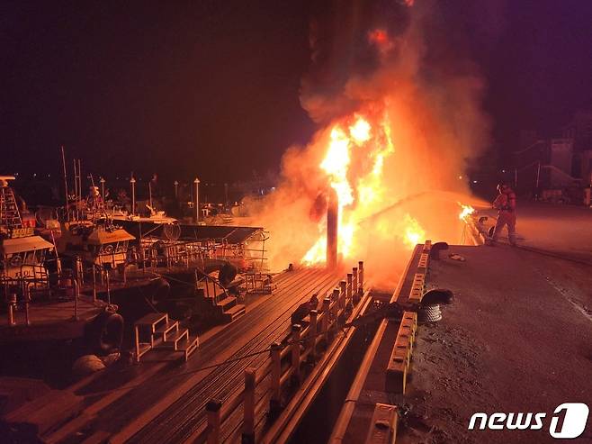 전북 군산 비응항 계류시설에서 화재가 발생해 소방당국이 진화작업을 벌이고 있다. © 뉴스1