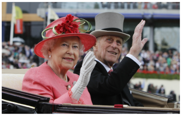 2011년 여성의 날에 마차 뒷좌석에 타고 있는 엘리자베스 2세 여왕(왼쪽)과 필립공./AP연합뉴스