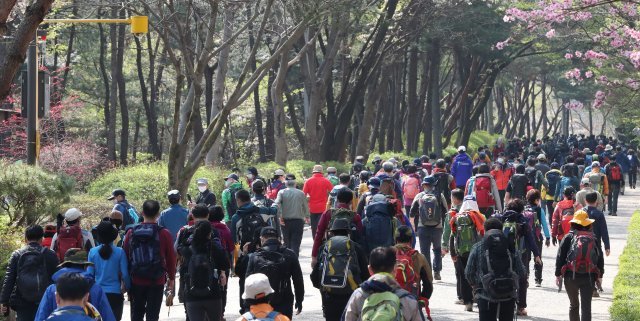 11일 완연한 봄을 맞아 많은 시민들이 서울 관악산을 찾았다. 코로나19 확진자가 사흘 연속 600명을 넘어섰다.
