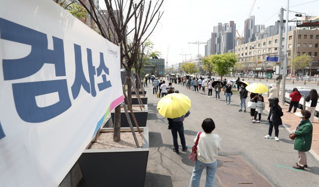 코로나19 확진자가 사흘연속 600명을 넘어선 가운데 11일 서울 서초구 고속터미널 앞 광장에 마련된 서초구 임시선별검사소에 시민들이 검사를 받기위해 줄을 서있다.