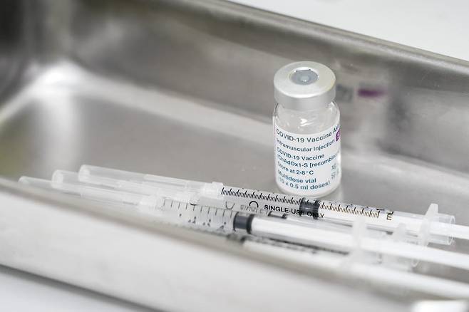 코로나바이러스 감염증 백신 접종이 시작된 26일 서울 마포구보건소에 접종을 앞둔 아스트라제네카 백신이 놓여있다. 연합뉴스