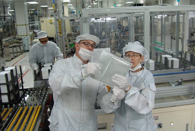 LG에너지솔루션 미국 공장 연구원들이 파우치 배터리셀을 살펴보고 있다<사진=LG에너지솔루션>