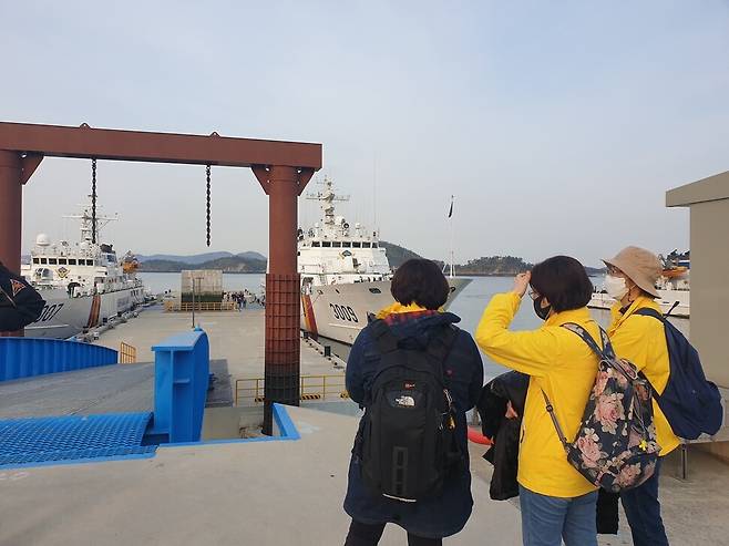 11일 전남 목포시 죽교동 목포해경 전용부두에서 세월호 희생자 유가족들이 참사 당시 지휘선으로 쓰였던 3009함정을 바라보고 있다.