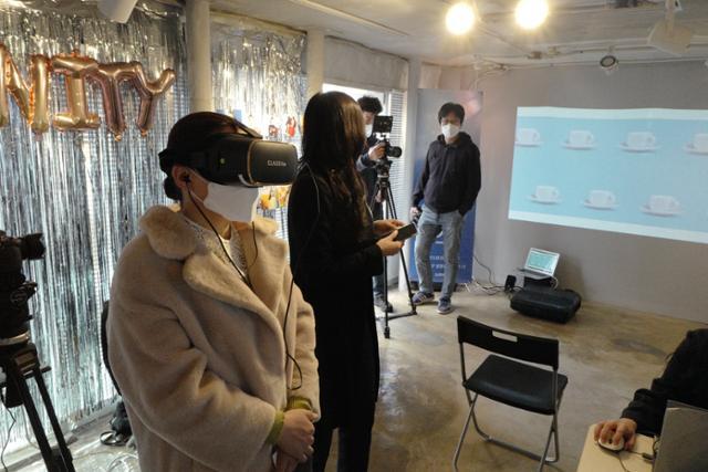 AI 걸그룹 '이터니티' 데뷔 쇼케이스에서 VR 기기를 체험하고 있다. 펄스나인 제공
