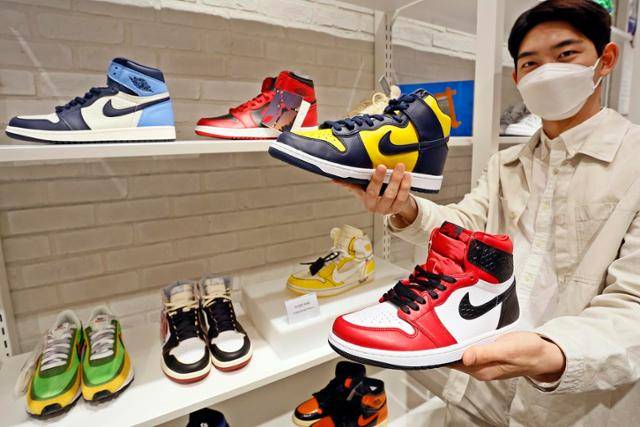 갤러리아백화점은 최근 미국 최대 규모의 스니커즈 리셀샵 ‘스태디엄 굿즈’와 손잡고 압구정점 명품관에 매장을 오픈했다. 갤러리아백화점 제공