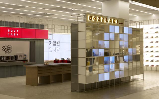 지난 2월 '더 현대 서울'과 중고거래 플랫폼 번개장터가 협업해 오픈한 스니커즈 리셀숍 '브그즈트 랩'의 매장 전경. '나이키 x 슈프림' 컬렉션을 전시해 브랜드의 정체성을 표현했다. 번개장터 제공