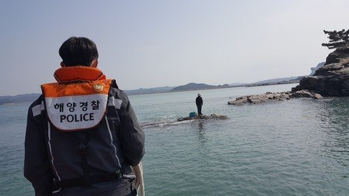 태안해양경찰관이 갯바위 고립자 구조를 위해 접근하는 모습. 연합뉴스