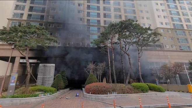 경기 남양주시 다산동 한 주상복합 건물 1층에서 10일 오후 화재가 발생해 검은 연기가 퍼지고 있다. 소방청 제공