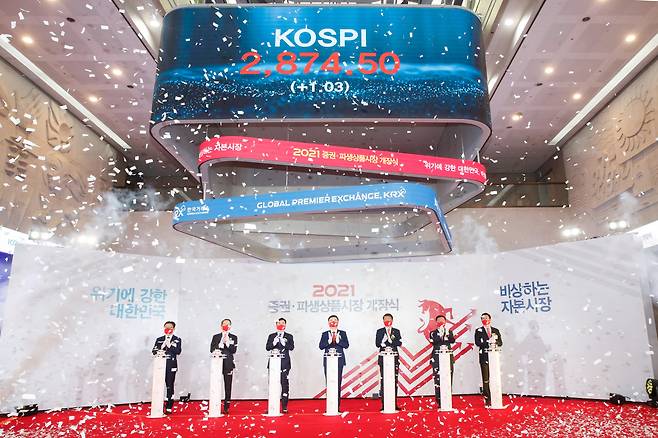 Sohn Byung-doo (fourth from left), chairman and chief executive of the Korea Exchange, and others attend a ceremony in Seoul on Jan. 4 to mark the 2021 opening of the country’s stock markets in the morning. (The Financial Services Commission)