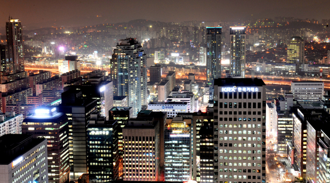 A night view of Seoul's financial district in Yeouido. (Herald DB)