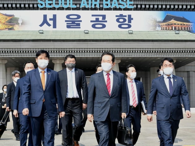 정세균(가운데) 국무총리와 수행단이 11일 경기 성남 서울공항을 통해 이란 방문길에 오르고 있다. 정 총리 페이스북