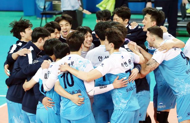 우리카드 선수들이 11일 인천 계양체육관에서 대한항공과 가진 2020-2021시즌 프로배구 V-리그 남자부 챔피언 결정 1차전에서 세트스코어 3대 0으로 승리한 뒤 환호하고 있다. 연합뉴스