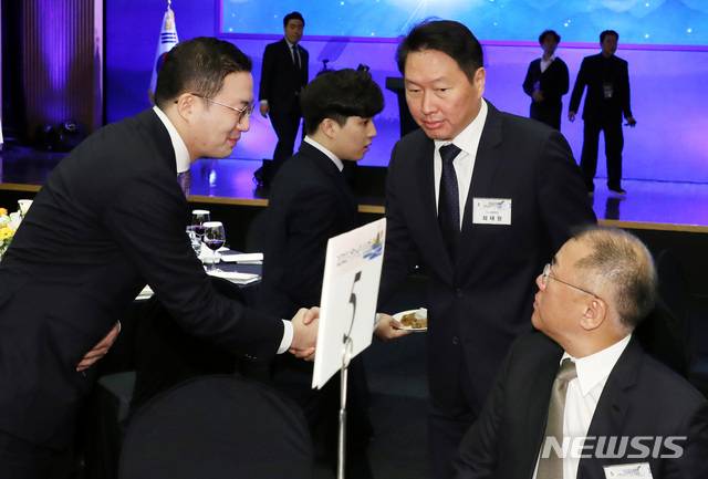 최태원 SK그룹 회장(가운데)과 구광모 LG그룹 회장(왼쪽)이 2020년 1월2일 서울시 중구 대한상공회의소 국제회의장에서 문재인 대통령의 초청으로 열린 신년 합동 인사회에서 인사를 나누고 있다. 오른쪽은 정의선 현대차그룹 수석부회장.  /사진=뉴시스