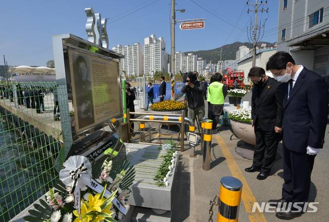 [창원=뉴시스] 홍정명 기자= 김경수 경남도지사가 11일 오전 경남 창원시 마산합포구 고 김주열 열사 시신인양지에서 헌화한 후 묵념하고 있다. (사진=경남도 제공) 2021.04.11.  photo@newsis.com