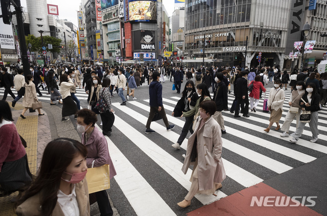[도쿄=AP/뉴시스]지난 2일 일본 도쿄 시부야의 횡단보도에서 마스크를 착용한 시민들이 건너가고 있다. 2021.04.09.
