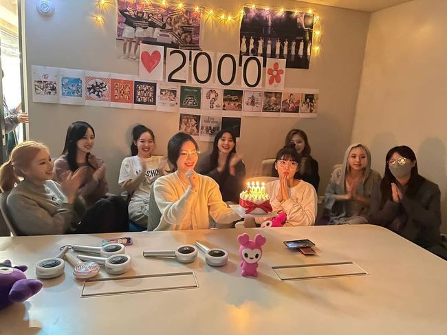 Group TWICE has celebrated its 2000 debut.TWICE posted several photos on the official SNS on the 11th, along with the article Thank you for celebrating 2000 days.In the public photos, members gather to draw candles of cakes, and members take self-portraits with cheering sticks.TWICE added warmth to the debut and to the unwavering beauty and teamwork.TWICE has become a K Pop representative girl group with 14 consecutive hits until I CANT STOP ME released last year after debuting with the title song OOH-AHH Hah Hah (elegantly) of its first mini album in 2015.Meanwhile, TWICE will release Japans single 8th album Kura Kura (Kura Kura) on May 12th.SNS