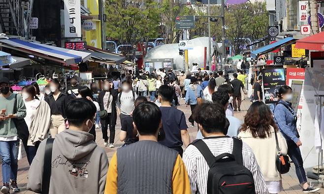 11일 서울 마포구 홍대를 찾은 시민들로 거리가 북적이고 있다. 뉴시스