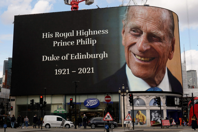 엘리자베스 2세 영국 여왕의 남편 필립공(에딘버러 공작)이 99세로 별세한 지난 9일(현지시간) 런던 중심부 피카딜리 서커스의 대형 전광판에 필립공의 사진과 메시지가 표출돼 있다./AFP연합뉴스