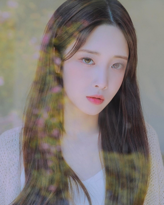 Beautiful looks of Lovelyz Yoo Ji-ae pulls out Eye-catchingOn the 11th, Lovelyz Yoo Ji-aes Instagram posted a picture with an article entitled Light, Wind All Good.In the photo, Yoo Ji-ae is looking at the camera from somewhere.His brilliant blue look and cold beauty force attracted the attention of netizens and official fan club Lovelynus.Currently, Yoo Ji-ae is playing a big role in fixing SBS Power FM Bae Sung-jaes Ten.On the other hand, Lovelyz, his own, is active in various fields.Lovelyz, who debuted to the music industry with the title song Candy Jelly Love of her first full-length album Girls Invasion on November 12, 2014, has shown unique tone, excellent singing ability and a wide musical spectrum.