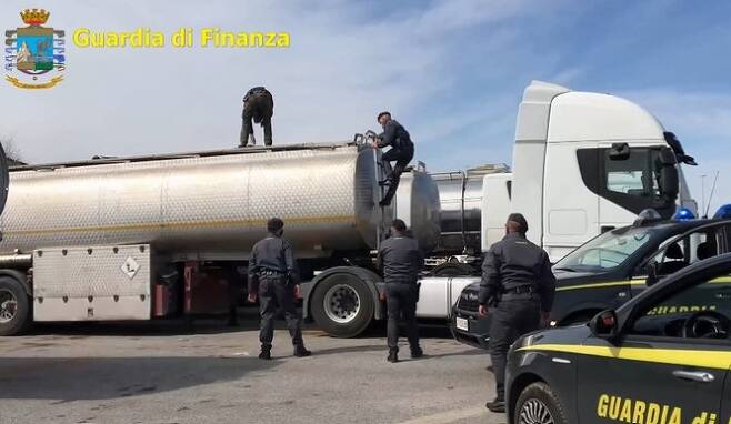 이탈리아 수사당국이 마피아 조직 범죄에 연루된 탱크로리를 조사하는 모습. [ANSA 통신]