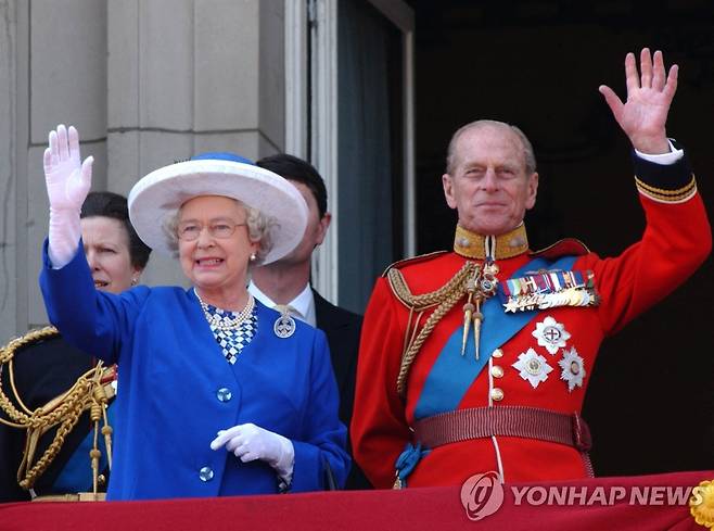 영국 엘리자베스 2세 여왕과 향년 99세로 타계한 남편 필립공 [AFP=연합뉴스 자료사진]