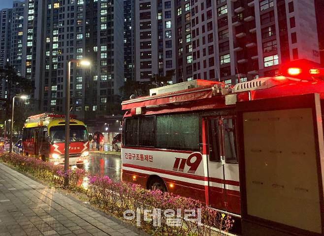 경찰과 소방당국이 12일 오후 6시쯤 서울 강동구 한 아파트에 폭발물을 설치했다는 신고를 접수했다. (사진=조민정 기자)