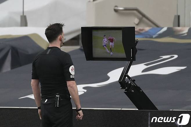 손흥민이 맥토미니의 팔에 맞는 장면을 VAR로 지켜보고 있는 모습. © AFP=뉴스1