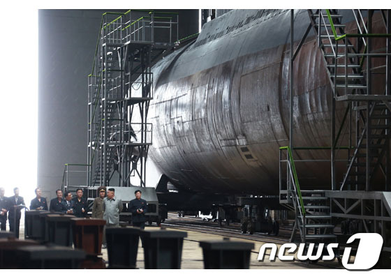 김정은 북한 조선노동당 총비서가 지난 2019년 7월23일 신포조선소에서 새로 건조한 잠수함을 시찰했다. (노동신문) © 뉴스1