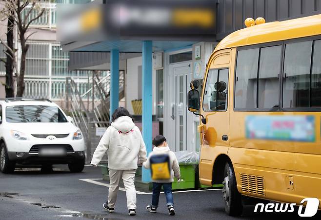 서울 시내의 한 유치원에서 어린이가 등원하는 모습.. (사진은 기사 내용과 무관함) / 뉴스1 © News1 이재명 기자