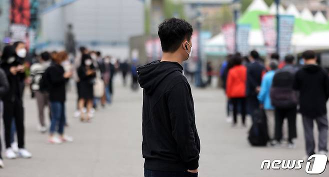 충북에서 감염 경로를 알 수 없는 신종 코로나바이러스 감염증(코로나19) 확진자가 잇따르면서 방역당국이 긴장하고 있다. 한 임시선별검사소에서 진단검사를 받으려는 사람들이 대기하고 있다. 사진은 기사 내용과 무관함.(뉴스1 DB).2021.4.12/© News1