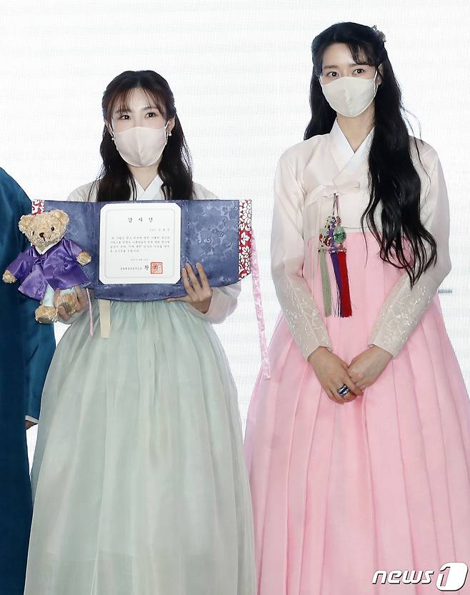 Seoul=) = Actor Jun Hyoseong poses with PR ambassador Kwon Nara at the 2021 Spring Korean traditional closing culture week Korean traditional closing love certificate ceremony held at Dongdaemun Design Plaza (DDP) in Seoul, Jung-gu on the afternoon of the 12th.2021.4.12