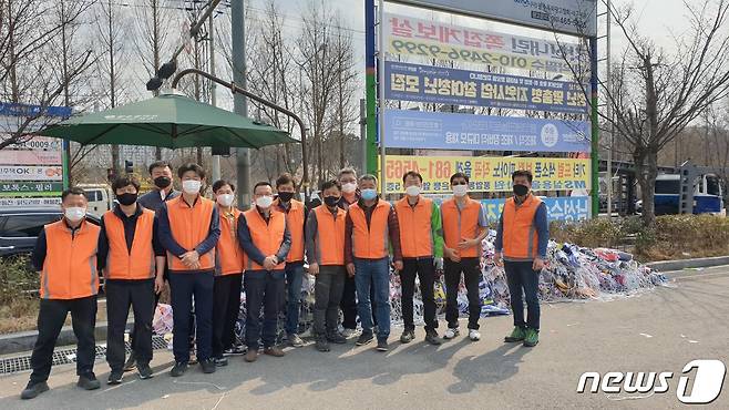 지난 11일 오후 광주 서구 염주동 한 길가에 불법광고물 365단속반이 3000여장의 불법 현수막을 철거한 뒤 기념촬영하고 있다. (광주 서구 제공) 2021.4.12/뉴스1