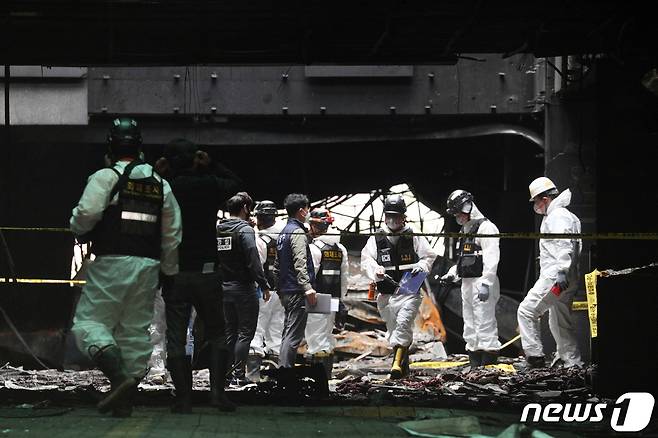 12일 오전 경기 남양주시 도농동의 한 주상복합건물 화재현장에서 합동감식반원들이 화재원인을 조사하고 있다. 이날 합동감식에는 국립과학수사연구원, 소방당국, 경찰, 전기안전공사, 가스안전공사 등 유관기관이 참여했다. 2021.4.12/뉴스1 © News1 황기선 기자