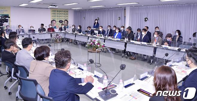 이용섭 광주시장이 12일 오후 동구 미로센터에서 열린 '동구민과의 정책 현장대화'에 참석해 임택 동구청장, 인문·문화예술 활동가 등 주민 30여명과 동구 주요정책에 대한 협력방안을 논의하고 있다.(광주시 제공)2021.4.12/뉴스1 © News1 박준배 기자