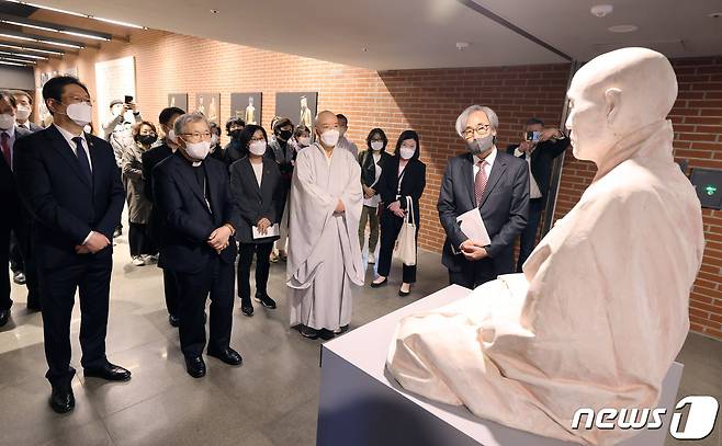 황희 문화체육관광부 장관이 12일 서울 용산구 서소문성지역사박물관에서 열린 현대불교미술전 ‘공(空)’ 개막식을 마치고 전시를 관람하고 있다.(제공 문화체육관광부) © 뉴스1