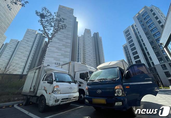 5일 오후 서울 강동구 고덕동의 한 대단지 아파트 앞에 택배 차량이 주차돼 있다. (사진은 기사 내용과 무관함) / 뉴스1 © News1