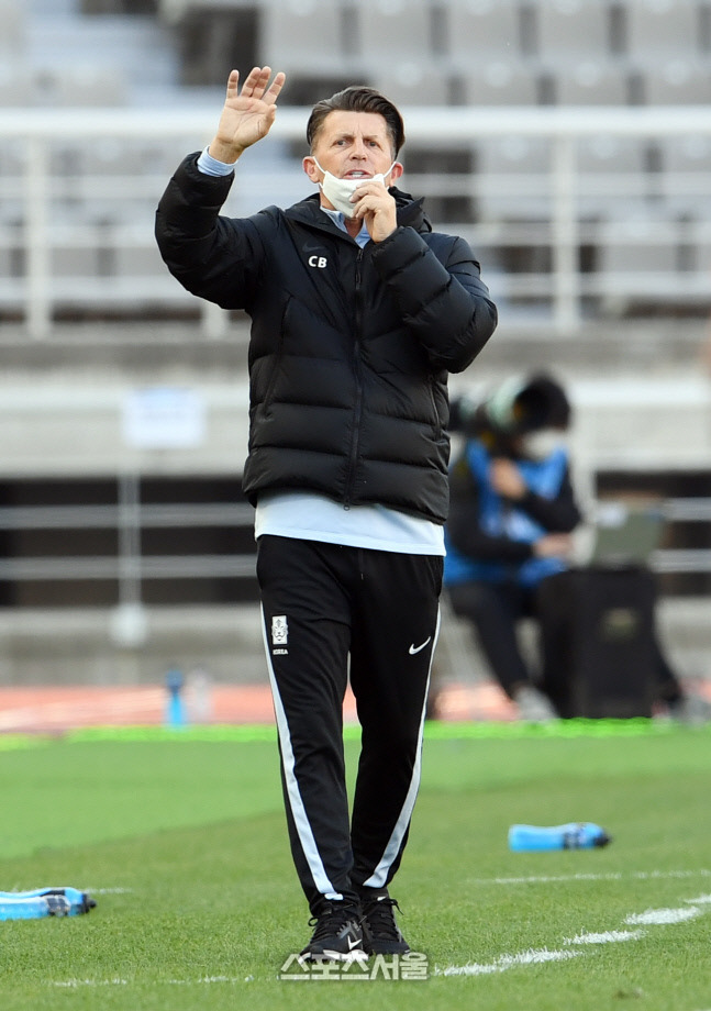 한국의 콜린 벨 감독이 8일 고양종합운동장에서 열린 2020 도쿄올림픽 여자축구 아시아 최종 예선 플레이오프 1차전에서 선수들에게 작전 지시를 하고 있다. 2021. 4. 8. 고양 | 박진업기자 upandup@sportsseoul.com